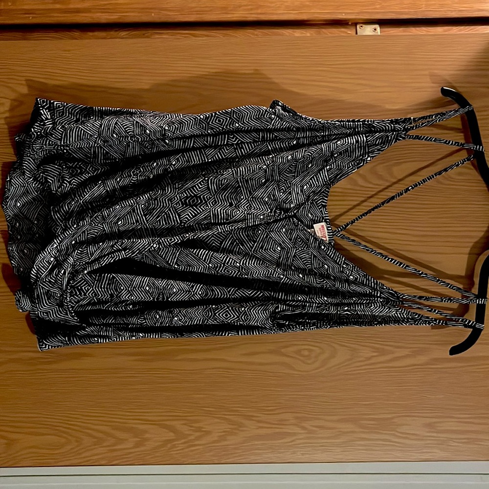 Mossimo. XXL. Tank top. Black and white pattern.